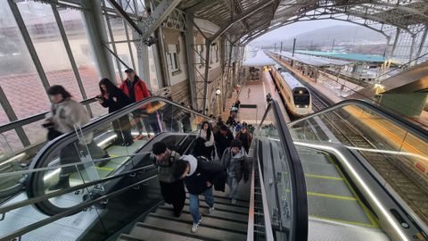 Pasajeros en la estaci�n de tren de Santiago durante la huelga de maquinistas