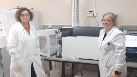 Paula Sánchez y Patricia Fernández, científicas del Instituto Español de Oceanografía en Vigo que estudian por qué se acumula tanto plomo en las volandeiras de la ría de Vigo, en el proyecto Volaria