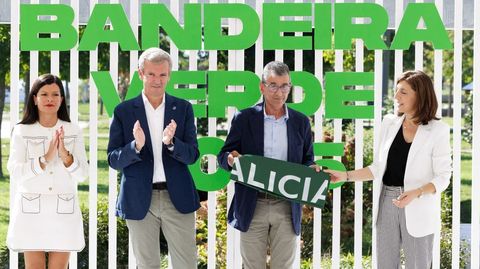 El alcalde de Sober, con el distintivo que le fue concedido por la Xunta