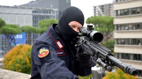 Un francotirador de los carabineros italianos vigila el palacio de congresos de Roma donde se va a celebrar este fin de semana la cumbre del G20