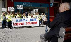 En las concentraciones de ayer abundaron los carteles contra las quitas.