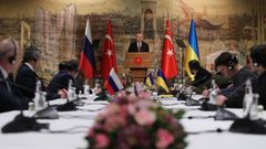 El presidente turco, Recep Tayyip Erdogan, encabeza la mesa de negociaci�n entre las delegaciones rusa y ucraniana en Estambul
