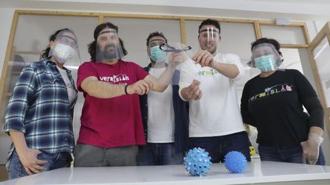 Marcos Saavedra con el resto de sus compa�eros, con las pantallas de protecci�n.