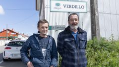 Verdillo. Jos� Garc�a (70 anos)e Indalecio Prego (52), veci�os de Verdillo, debat�an onte na r�a sobre o cambio aprobado na denominaci�n desta parroquia carballesa. �Ten que ser con be porque sempre foi as�, que eu me acorde�, dic�a o primeiro. �Ten que ser con uve porque a min par�ceme que v�n de verde, pero tampouco o sei�, engad�a o segundo.