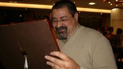 Rodrigo Rey, nunha imaxe de 2008, mirando un cordob�n regalado polos seus alumnos con motivo do 25 aniversario do instituto Praia Barra�a