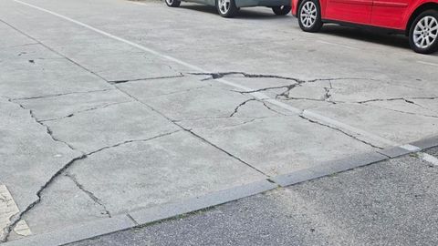 Son fotos da rua Alfredo Vicenti en Santiago. Na zona de Castiñeiriño-Lamas de Abade. A altura do Bar Tacon e o longo da rua, o firme completamente escachado e nin se molestan. En nada habera buratos.