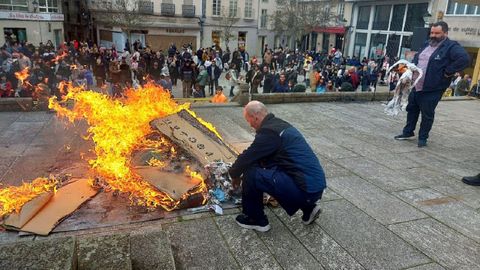 Un momento de la tradicional quema de comadres con la que finaliza el certamen municipal