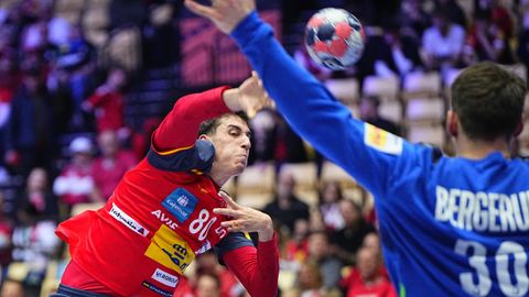 Ian Barrufet lanza contra el guardameta noruego Torbjorn Bergerud.