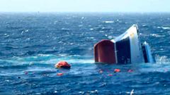 El barco, hundido de popa, poco antes de desaparecer definitivamente