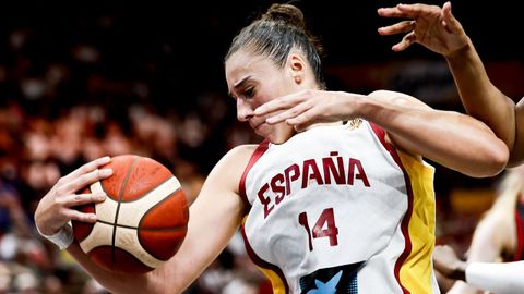 Raquel Carrera, con el bal�n durante un lance del partido entre Espa�a y Alemania.