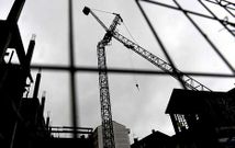 La gr�a permanece ca�da en un solar de la primera traves�a de Fernando Conde desde el d�a 6.