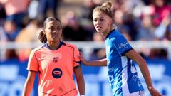 Carla Casti�eyras, nueva jugadora del Deportivo, junto a la azulgrana Vicky L�pez.