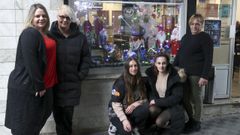 De izquierda a derecha, la duea del bar Anita Ameneiros, la artista Vero Castro, las camareras Ana y Sofa y la cocinera (y madre de la propietaria) Carmen, posan junto al escaparate navideo del Mil 9.