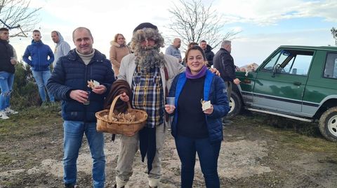 El Apalpador tampoco quiso perderse la despedida del 2020 en la Pena dos Catro Cabaleiros. En la foto, con el alcalde de O Incio, Hctor Corujo, y la alcaldesa de Folgoso do Courel, Lola Castro