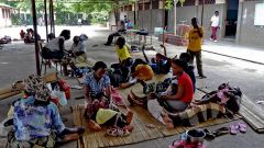 Un grupo de refugiados, en un colegio a las afueras de Maputo.