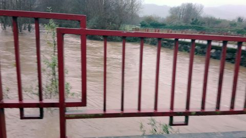 El r�o Colunga baja a rebosar