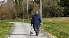 Una persona mayor, de paseo, en foto de archivo