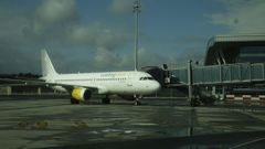 Imagen de un avin de Vueling en el aeropuerto Rosala de Castro