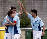 Jugadores celestes festejan un gol.