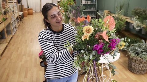 Dolores Veloso preparando un ramo en su establecimiento, Flores de mis amores.