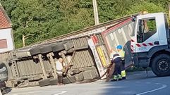 El triler, volcado sobre la calzada en Barro.