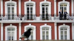 Una pareja en el balc�n de uno de los edificios de la calle Cuesta de la Palloza (A Coru�a).