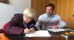 La propietaria del terreno, en el momento de la firma, junto al alcalde y responsable de Urbanismo, Benito Portela.