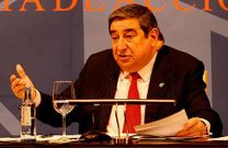 Lendoiro, en la imagen durante una junta, podr�a ver disminuidas sus funciones en los pr�ximos d�as.