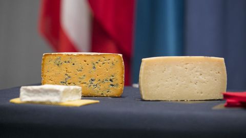 Muestra de quesos espa�oles para una cata a ciegas, durante la presentaci�n del World Cheese Awards en la sala Anfiteatros de la Feria Internacional de Muestras en Oviedo