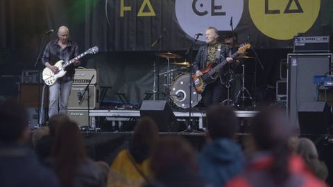 Los Revelators act�an en el Club Clavic�mbalo