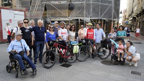 Eladio Paz, tras regresar de Marruecos, con la gente que le recibi� en Pontevedra
