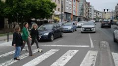 La conselleira de Vivenda e Planificaci&oacute;n de Infraestruturas, Mar&iacute;a Mart&iacute;nez Allegue, en el centro, acompa&ntilde;ada por la alcaldesa de Cambre, Diana Pi&ntilde;eiro, a la derecha, y la directora territorial da Conseller&iacute;a de Vivenda e Planificaci&oacute;n de Infraestruturas, Bego&ntilde;a Freire, visitando la Costa da Tapia.