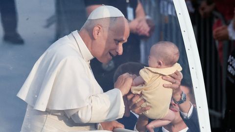 Le�n XIV bendice a un beb� desde su veh�culo.