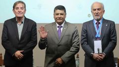 El director del Instituto Cervantes, Luis Garc�a Montero, con el alcalde de Arequipa en el centro y el director de la RAE, Santiago Mu�oz Machado el pasado mes de octubre en Per�s