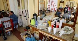 Los trabajadores iniciaron el pasado d�a 11 un encierro en el sal�n de recepciones del Concello en defensa del sector.