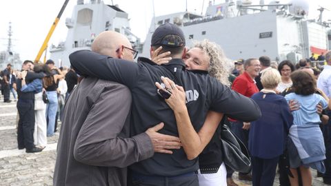 Escenas de felicidad en el muelle 4 del Arsenal tras la llegada de la Mndez Nez