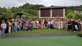 Imagen de grupo de los participantes en el homenaje al profesor Jes�s Fern�ndez Cal por su jubilaci�n