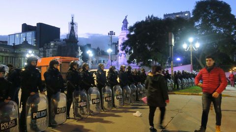 Manifestantes proabortistas y contrarios a la legalizaci�n se manifestaron frente al Parlamento de Buenos Aires durante el debate del proyecto del ley
