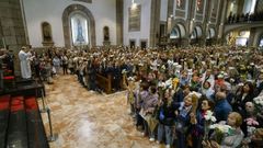Multitudinaria ofrenda de las madres en la novena de F�tima de Ourense