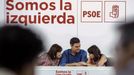 El secretario general del PSOE, Pedro S�nchez,c., conversa con la presidenta del partido,Cristina Narbona,iz., y la vicesecretaria general, Adriana Lastra,d., durante la reuni�n de la nueva Ejecutiva Federal del PSOE