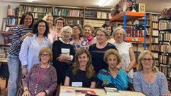 Beatriz Couce, con las integrantes del Club de Lectura de la Sociedade de Amigos da Paisaxe Galega de O Seixo