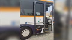 La puerta delantera del bus A Coru�a-Ferrol sin cristal.