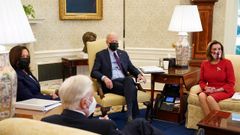Biden, acompa�ado de Kamala Harris y Nancy Pelosi, en el despacho oval