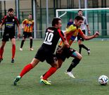 Cami�o pugna con Rebolo en una acci�n del partido. 