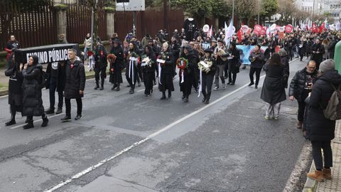 Marcha de profesores en Santiago el pasado d�a 17 de diciembre, en modo entierro, por la educaci�n p�blica