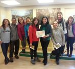 Mercedes Hernando con el grupo y la alcaldesa de Mondo�edo.