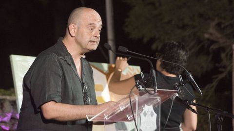 Fotografia de archivo, tomada en Menorca, el 05/08/2023, del escritor mallorqu�n Sebasti� Alzamora que ha ganado el Premio Nacional de Poes�a 2026