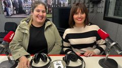 Tamara Prieto, a la izquierda, con una de sus colaboradoras, Cristina Longueira, empez� hace diez a�os en Os Mallos a recoger monedas de dos euros para comprar alimentos para la Cocina Econ�mica de A Coru�a. 