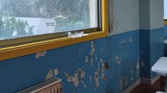 Humedades en las paredes del comedor del colegio Parga Pondal.
