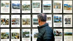 Un hombre observa los anuncios de una inmobiliaria en Vigo